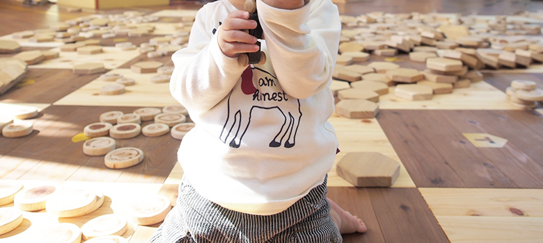 子供がおもちゃを片付けるには