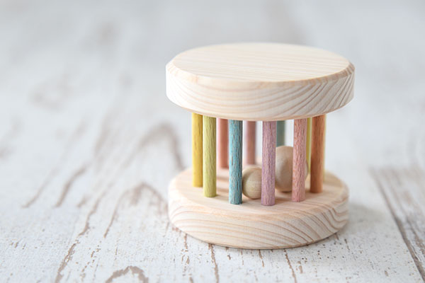 まっち絵の具を木のおもちゃに