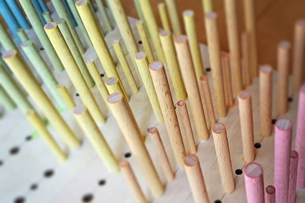 まっち絵の具を木のおもちゃに