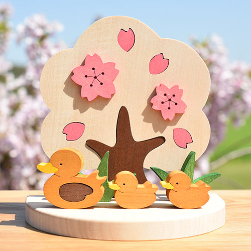 彩り歳時記4月 桜とカルガモの親子